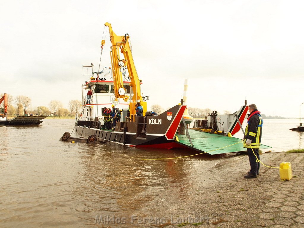 Bergung PKW im Rhein Hitdorfer Fähre P189469.JPG